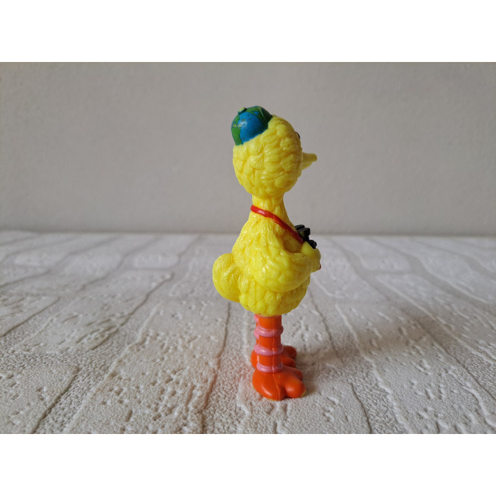 Pino van hard rubber met verrekijker Sesamstraat 7x4x10.5cm - sesamstraat