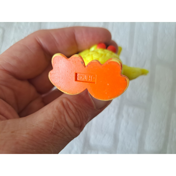 Pino van hard rubber met verrekijker Sesamstraat 7x4x10.5cm - sesamstraat
