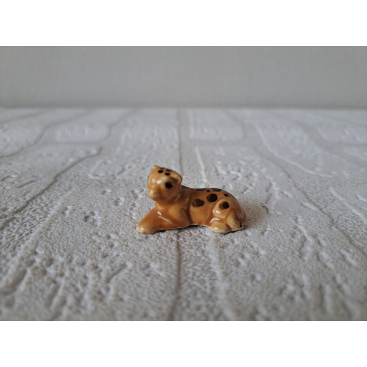 Luipaard Welp van porselein 3.5x1.5x2cm - dierfiguren