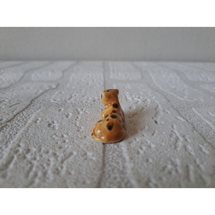 Luipaard Welp van porselein 3.5x1.5x2cm - dierfiguren