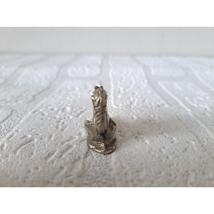 Eekhoorn van metaal met eikeltje in zijn poot 3x1.5x3cm - dierfiguren