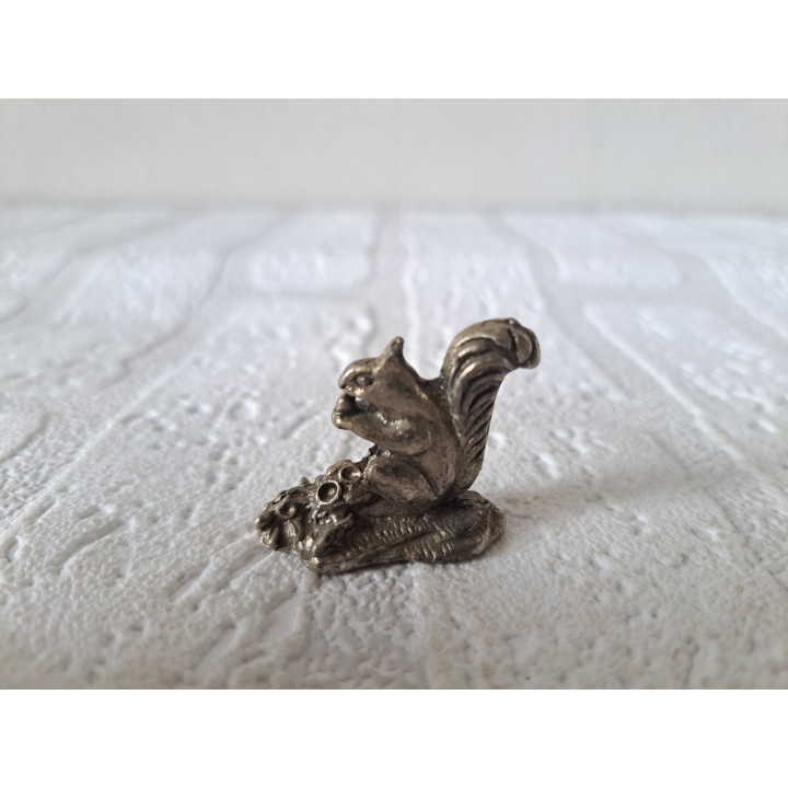 Eekhoorn van metaal met eikeltje in zijn poot 3x1.5x3cm - dierfiguren
