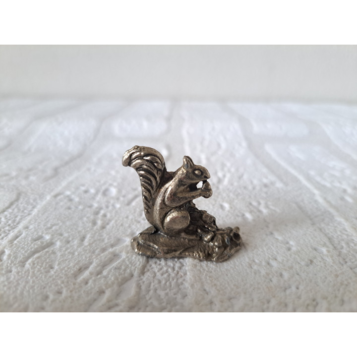 Eekhoorn van metaal met eikeltje in zijn poot 3x1.5x3cm - dierfiguren