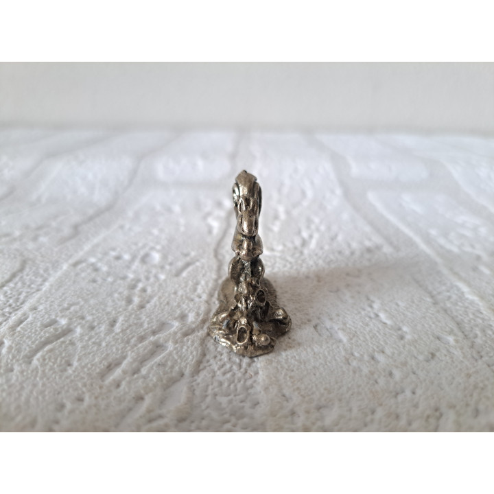 Eekhoorn van metaal met eikeltje in zijn poot 3x1.5x3cm - dierfiguren