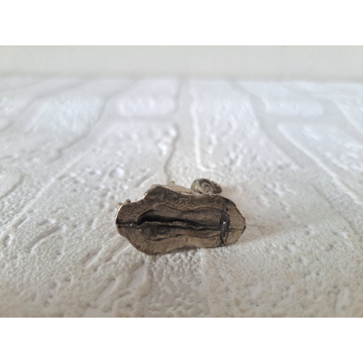 Eekhoorn van metaal met eikeltje in zijn poot 3x1.5x3cm - dierfiguren