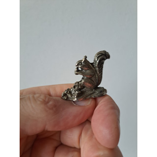 Eekhoorn van metaal met eikeltje in zijn poot 3x1.5x3cm