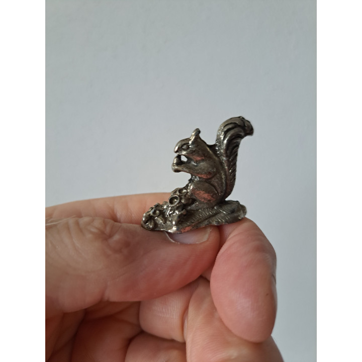 Eekhoorn van metaal met eikeltje in zijn poot 3x1.5x3cm