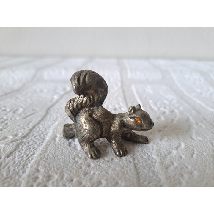 Eekhoorn van metaal met oranje kristallen ogen 4.5x2x3.5cm - dierfiguren