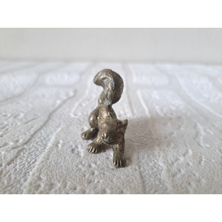 Eekhoorn van metaal met oranje kristallen ogen 4.5x2x3.5cm - dierfiguren