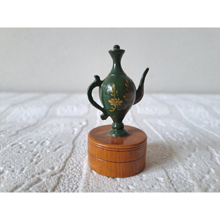 Theepot van houten op een rond puntenslijper D3xH6.5cm - puntenslijpers