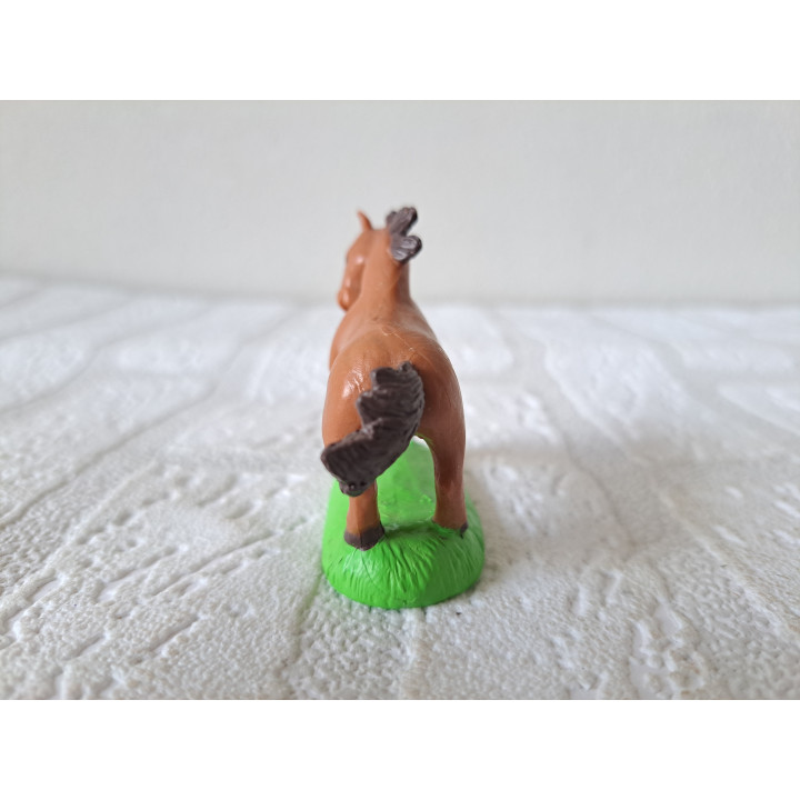 Paard van hard rubber met een konijn 7x2.5x5cm - dierfiguren