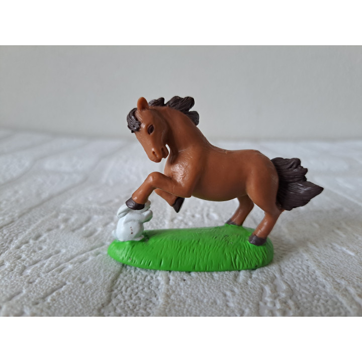 Paard van hard rubber met een konijn 7x2.5x5cm - dierfiguren