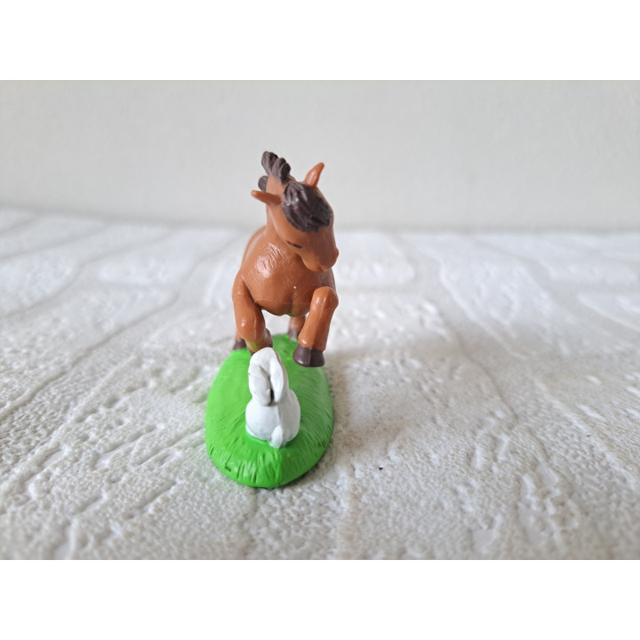 Paard van hard rubber met een konijn 7x2.5x5cm - dierfiguren