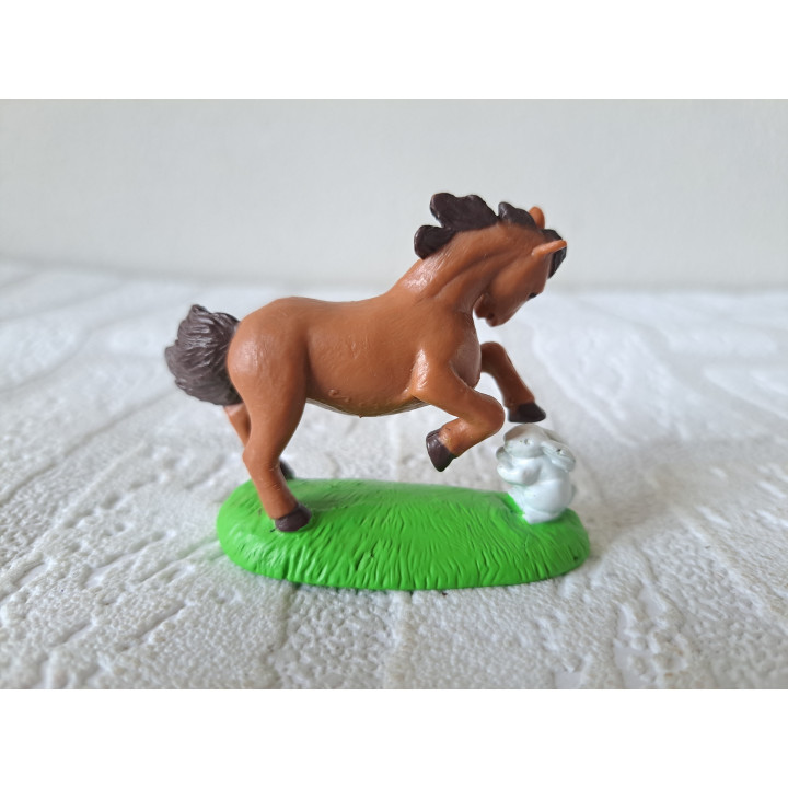 Paard van hard rubber met een konijn 7x2.5x5cm - dierfiguren