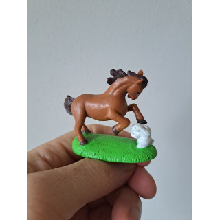 Paard van hard rubber met een konijn 7x2.5x5cm