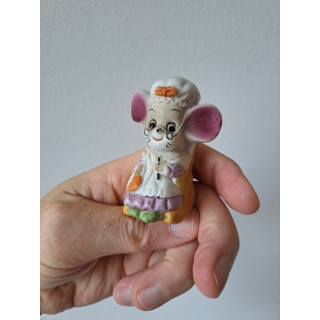 Oma muis van porselein op een stoel 5x5x6.5cm