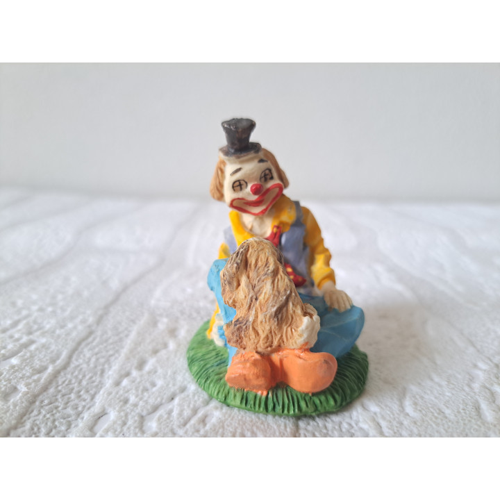 Clown van kunsthars met hond 5x4x6cm - beeldjes Clown van kunsthars met hond 5x4x6cm - beeldjes