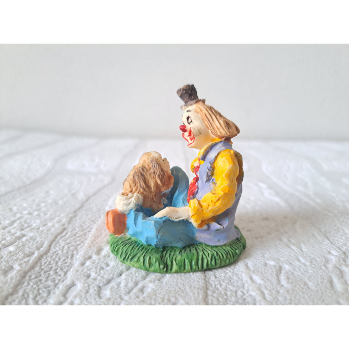 Clown van kunsthars met hond 5x4x6cm - beeldjes Clown van kunsthars met hond 5x4x6cm - beeldjes