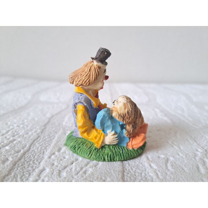 Clown van kunsthars met hond 5x4x6cm - beeldjes Clown van kunsthars met hond 5x4x6cm - beeldjes