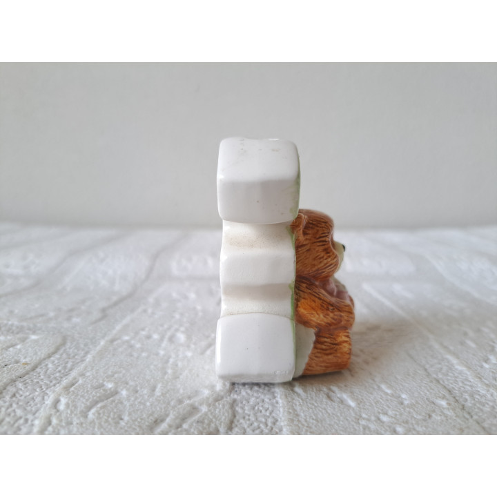 Kaarshouder van porselein met beer en cijfer 3 5x4x6cm- beeldjes