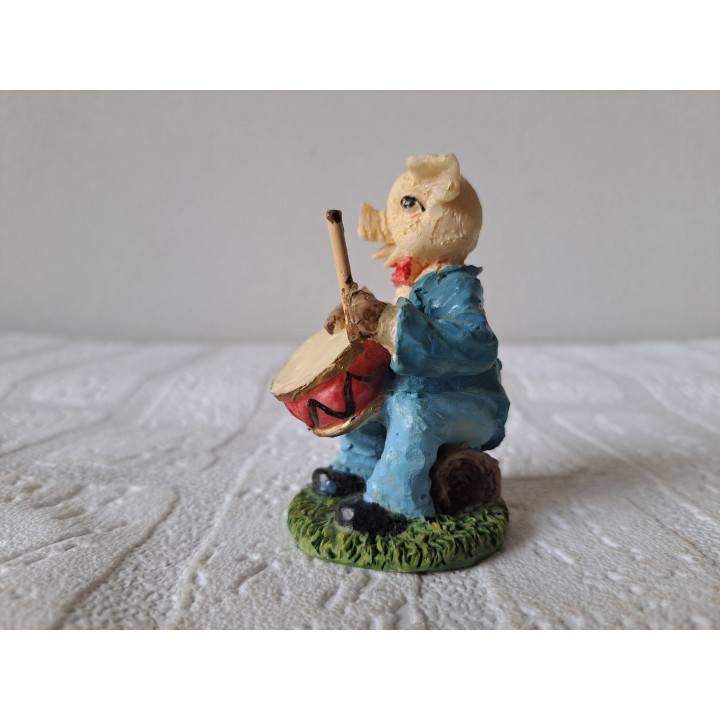 Varken van kunsthars zittend met trommel D4.5xH7.5cm - beeldjes