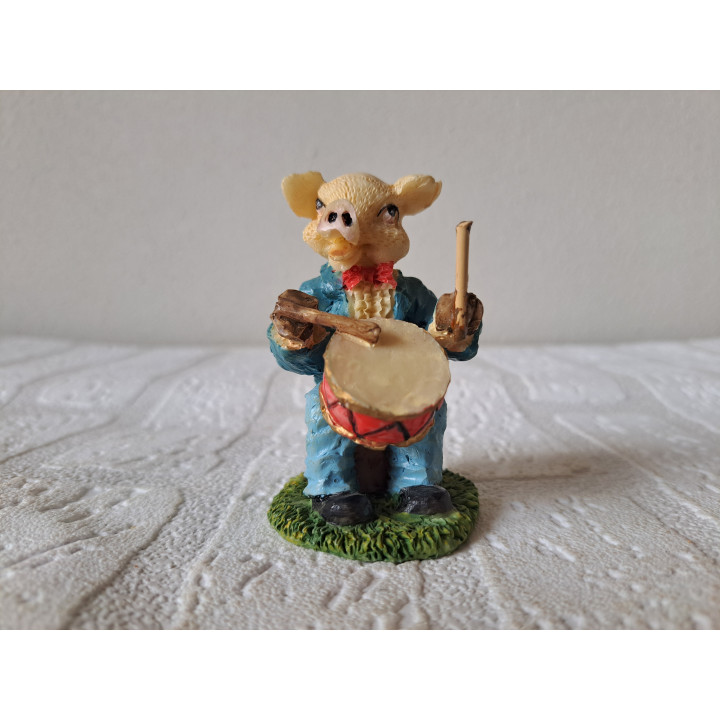 Varken van kunsthars zittend met trommel D4.5xH7.5cm - beeldjes