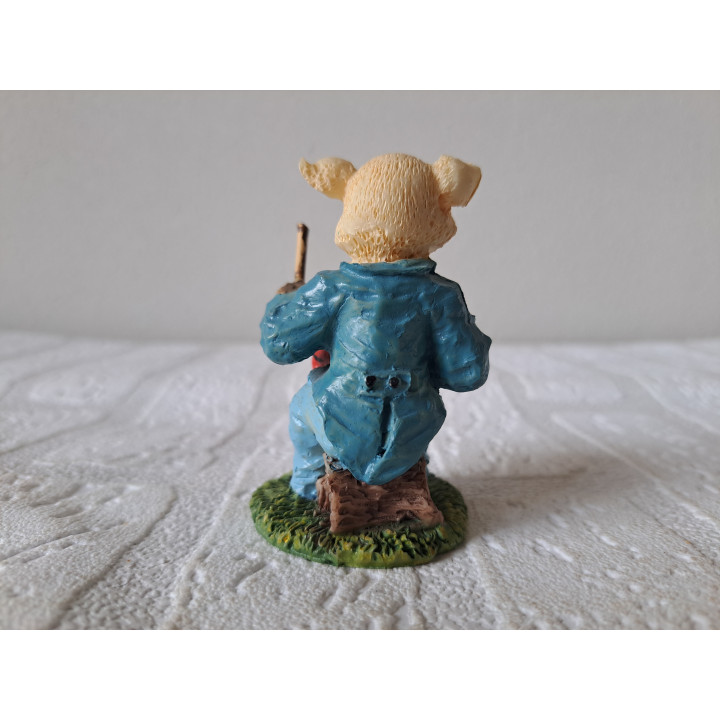 Varken van kunsthars zittend met trommel D4.5xH7.5cm - beeldjes
