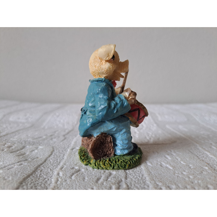 Varken van kunsthars zittend met trommel D4.5xH7.5cm - beeldjes