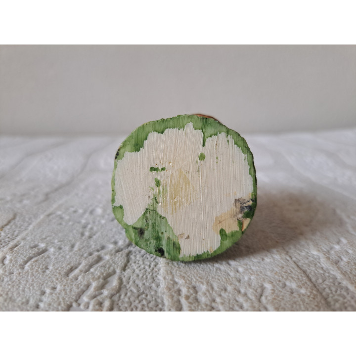 Varken van kunsthars zittend met trommel D4.5xH7.5cm - beeldjes