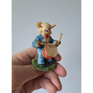 Varken van kunsthars zittend met trommel D4.5xH7.5cm