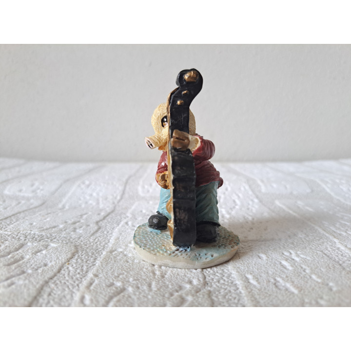 Varken van kunsthars met contrabas D4.5xH7.5cm - beeldjes