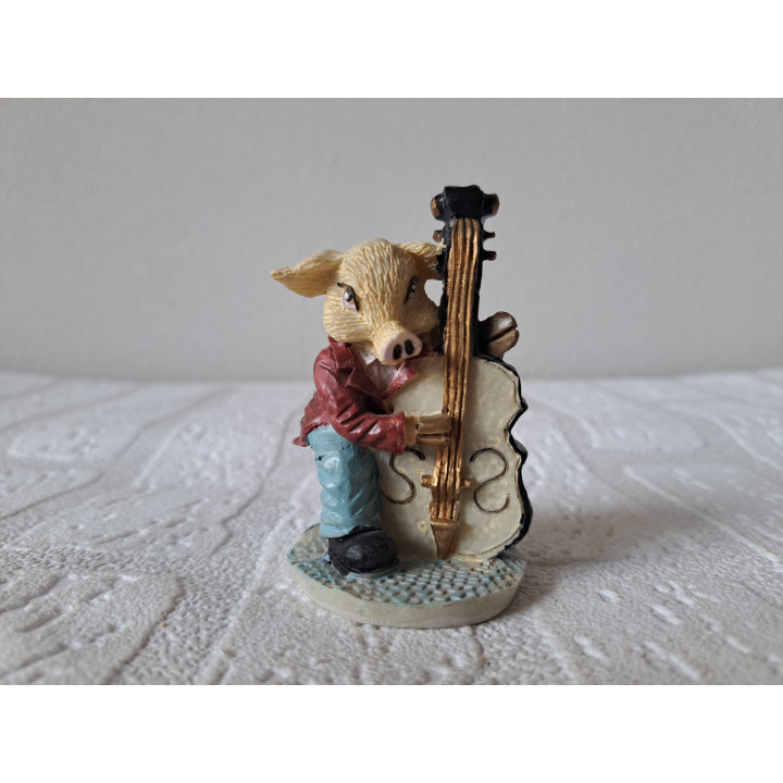 Varken van kunsthars met contrabas D4.5xH7.5cm - beeldjes
