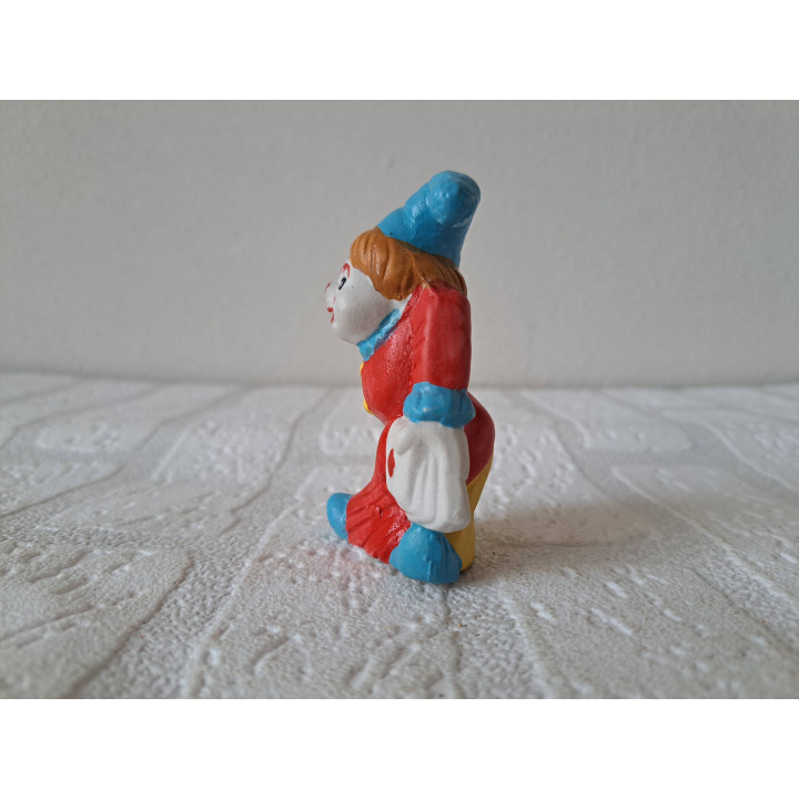 Clown van porselein met speelkaarten 5x3x8cm - beeldjes Clown van porselein met speelkaarten 5x3x8cm - beeldjes