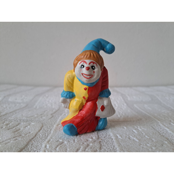 Clown van porselein met speelkaarten 5x3x8cm - beeldjes Clown van porselein met speelkaarten 5x3x8cm - beeldjes