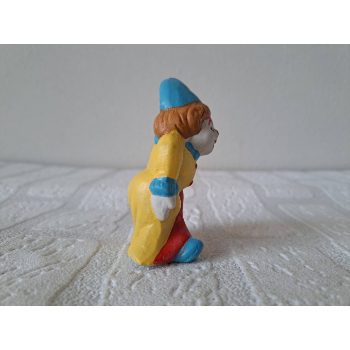 Clown van porselein met speelkaarten 5x3x8cm - beeldjes Clown van porselein met speelkaarten 5x3x8cm - beeldjes