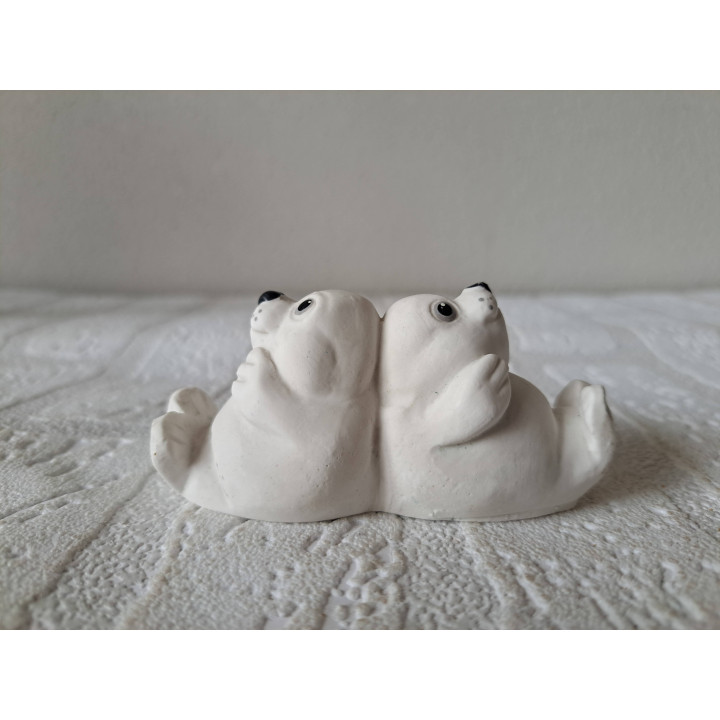 Zeehonden van gips zitten rug aan rug 9x3.5x4cm - dierfiguren