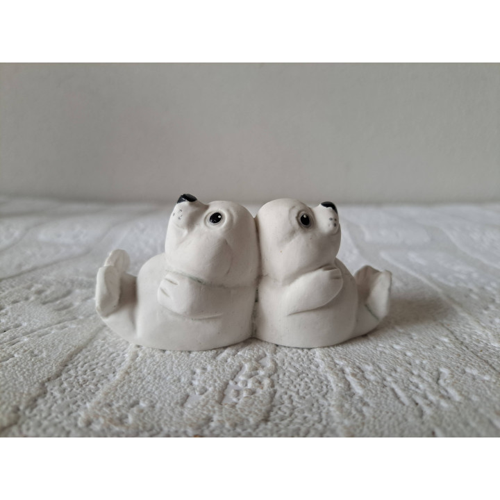 Zeehonden van gips zitten rug aan rug 9x3.5x4cm - dierfiguren