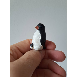 Pinguïn van kunsthars met jong 2.5x3x4.5cm