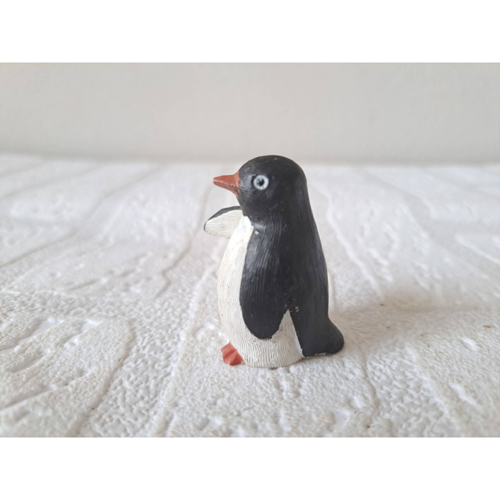 Pinguïn van kunsthars met een vleugel vooruit 3x3x4.5cm - dierfiguren