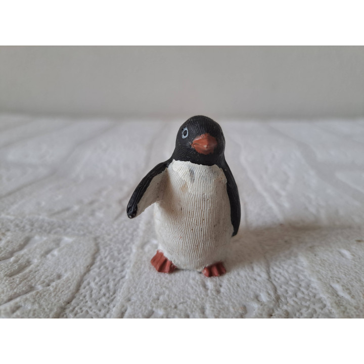 Pinguïn van kunsthars met een vleugel vooruit 3x3x4.5cm - dierfiguren