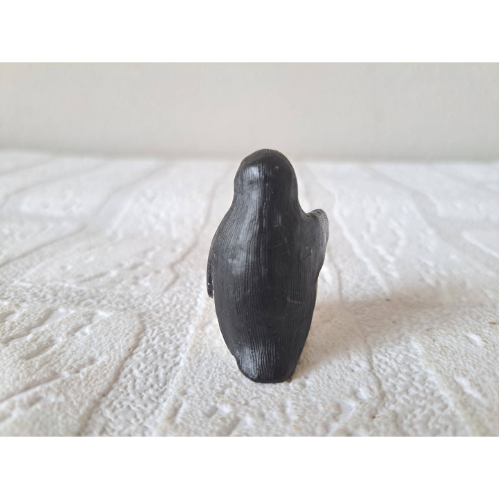 Pinguïn van kunsthars met een vleugel vooruit 3x3x4.5cm - dierfiguren