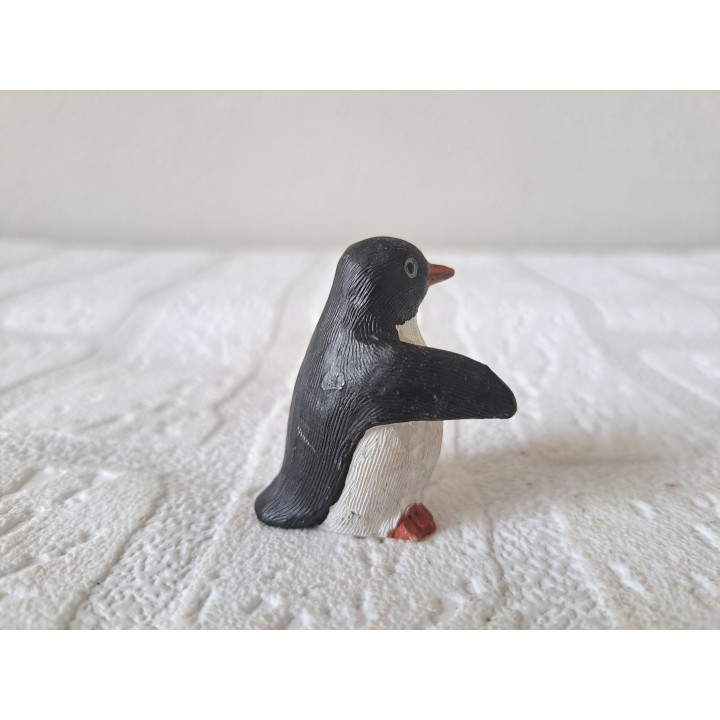 Pinguïn van kunsthars met een vleugel vooruit 3x3x4.5cm - dierfiguren