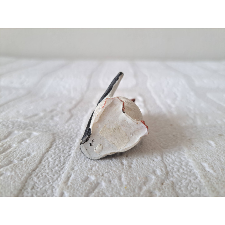 Pinguïn van kunsthars met een vleugel vooruit 3x3x4.5cm - dierfiguren