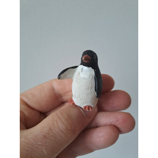 Pinguïn van kunsthars met een vleugel vooruit 3x3x4.5cm