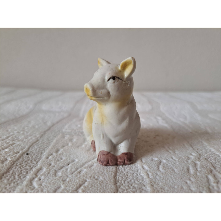 Zittend varken van porselein 5.5x3.5x5.5cm - dierfiguren