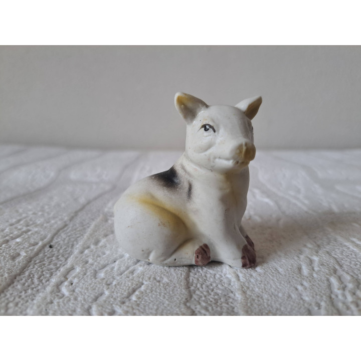 Zittend varken van porselein 5.5x3.5x5.5cm - dierfiguren