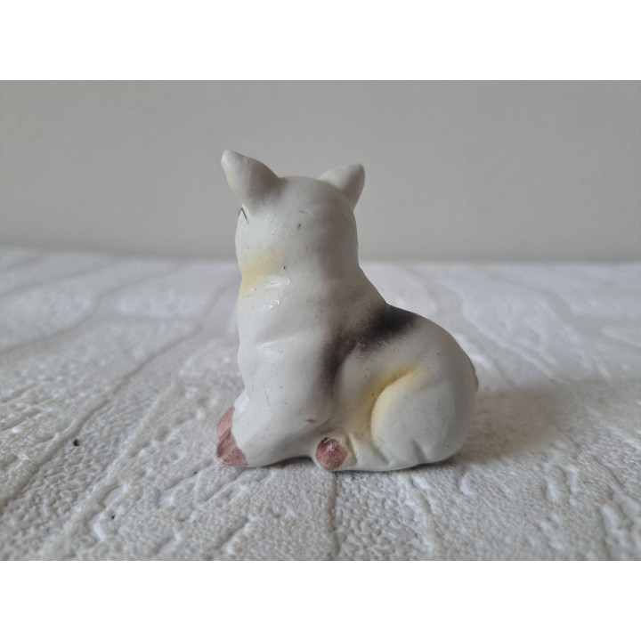 Zittend varken van porselein 5.5x3.5x5.5cm - dierfiguren