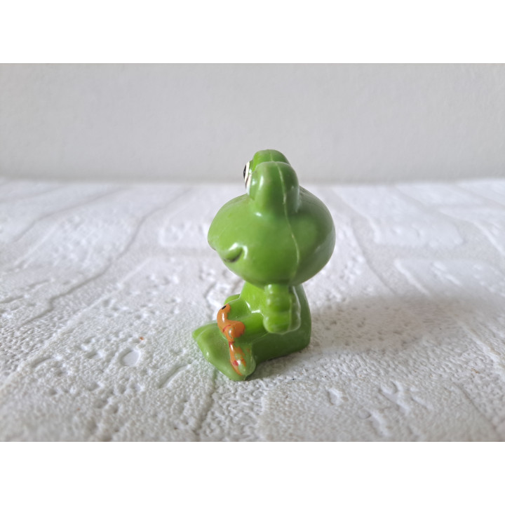 Kikker van kunststof met rups 4x3.5x5cm - dierfiguren
