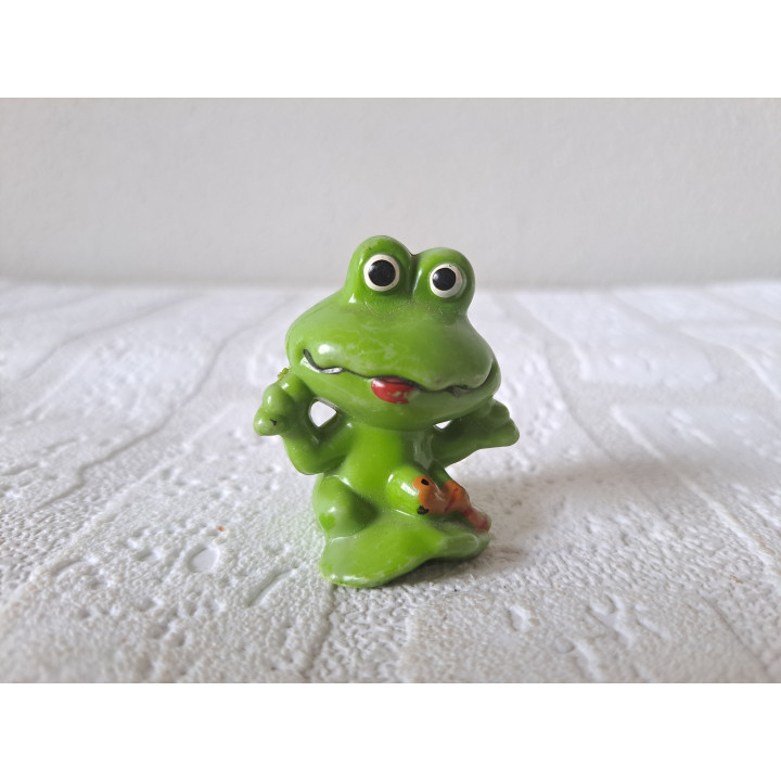 Kikker van kunststof met rups 4x3.5x5cm