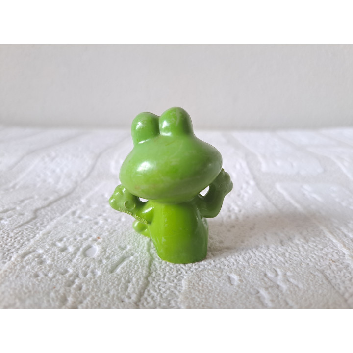 Kikker van kunststof met rups 4x3.5x5cm - dierfiguren